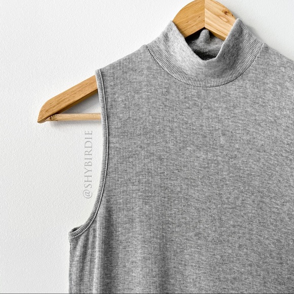 NWT GAP Slim Fit Ribbed Sleeveless Mock Neck Top - Picture 1 of 10